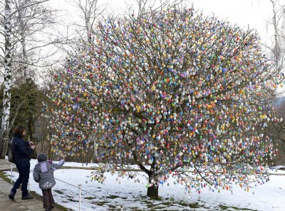 Outrageously awesome Ēostre egg tree in Germany! Click to enlarge.