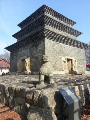 Mojeon Stone Tower, the 30th National Treasure reaching a height of 9.3 meters, was built using bricks carved from andesite rocks. While the tower is presumed to be originally a 7-9 story structure, only 3 stories remain today.