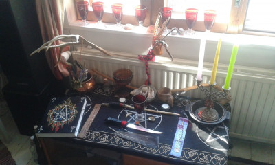 Beltane_altar.jpg